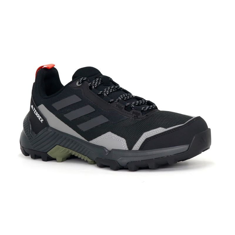 zapatillas-outdoor-adidas-hombre-en-negro